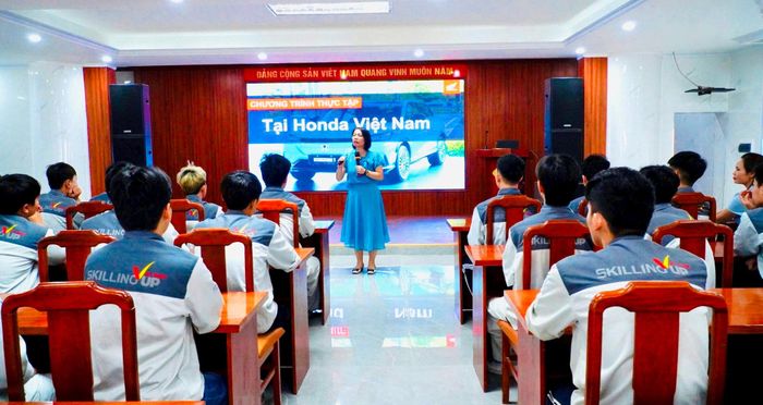 Sinh viên Trường Cao đẳng nghề Công nghiệp Hà Nội được đào tạo trước khi đến doanh nghiệp thực tập. Ảnh: HNIVC.