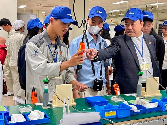 Phó Hiệu trưởng Trường Cao đẳng nghề Công nghiệp Hà Nội Nguyễn Văn Huy đưa sinh viên đi tham quan, trải nghiệm tại doanh nghiệp. Ảnh: HNIVC.