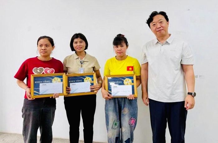 Ông Song Jaeik - Tổng giám đốc Công ty TNHH MTV Sản xuất TMVA trao thưởng cho các tổ có thành tích nâng cao năng suất lao động. Ảnh: TMVA.