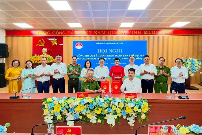 Đại diện hai cơ quan Thường trực Ban Chỉ đạo ký biên bản bàn giao. Ảnh: PV