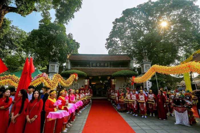 Đền Hát Môn trong ngày hội.