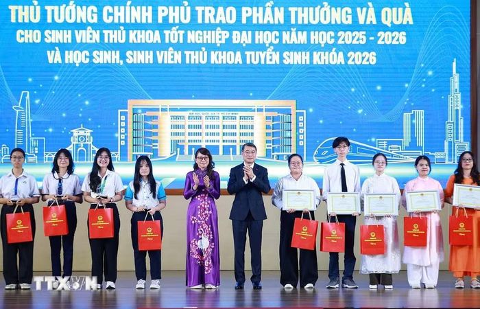 Thủ tướng Lê Minh Hưng trao quà cho sinh viên thủ khoa tốt nghiệp năm học 2025-2026 và học sinh, viên thủ khoa tuyển sinh khóa 2026. Ảnh: TTXVN