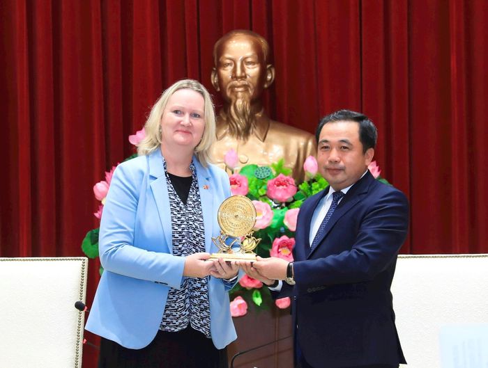 Bí thư Thành ủy Hà Nội Trần Đức Thắng (bên phải ảnh) trao quà lưu niệm cho Đại sứ Lina Gandløse Hansen. Ảnh: Quang Thái