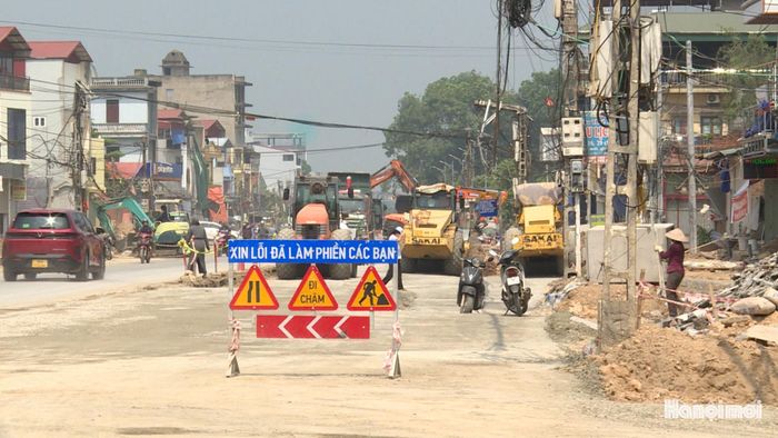 Theo ghi nhận tại công trường cho thấy, các mũi thi công của nhà thầu Công ty Cổ phần Xây dựng cầu đường Hà Nội huy động nhiều máy móc, nhân lực triển khai thi công hệ thống hạ tầng ngầm, nền đường và các hạng mục kỹ thuật nhằm tận dụng thời gian, bù lại phần tiến độ bị chậm trước đó.