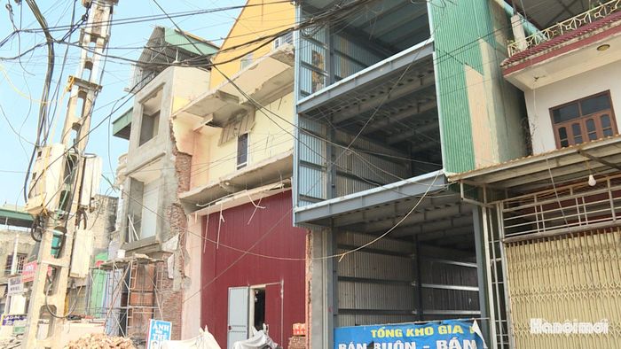 Song song với việc thi công, các hộ dân sau khi bàn giao mặt bằng cũng nhanh chóng sửa chữa, sắp xếp lại nhà cửa và ổn định cuộc sống.