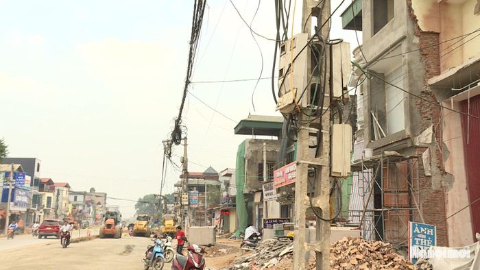 Cụ thể, theo ông Nguyễn Huy Minh, Chỉ huy trưởng công trường xây dựng nâng cấp, mở rộng Quốc lộ 21B cho biết, hiện nay các cột điện, tuyến cáp quang vẫn chưa được di chuyển nên hạng mục cống thoát nước đang bị thi công đứt đoạn.