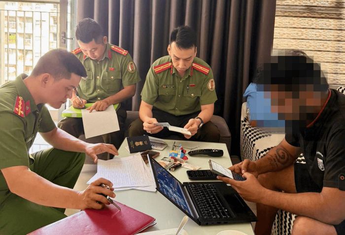 Cơ quan Công an thu thập, đối chiếu thông tin người nước ngoài cư trú trên địa bàn Hà Nội. Ảnh: Công an thành phố Hà Nội