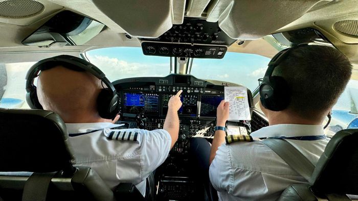 Phi công theo dõi, điều khiển tàu bay thực hiện các bài bay kiểm tra, hiệu chuẩn hệ thống dẫn đường và đèn tín hiệu hàng không tại Cảng HKQT Long Thành. Ảnh: VATM