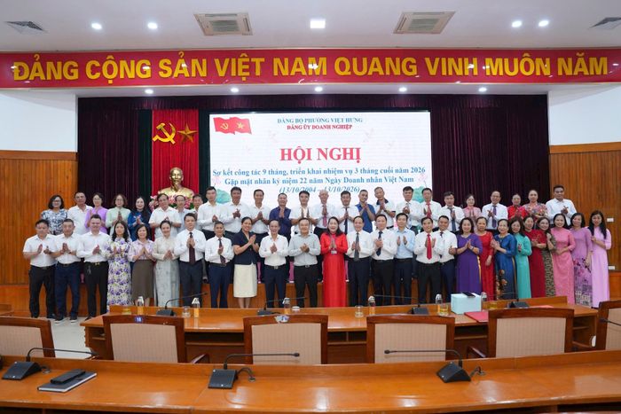 Lãnh đạo phường và đội ngũ doanh nhân, bí thư chi bộ tại buổi gặp mặt. Ảnh: PV
