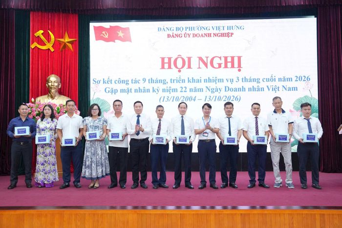 Lãnh đạo phường Việt Hưng tặng quà tới các đại diện các doanh nghiệp. Ảnh: PV