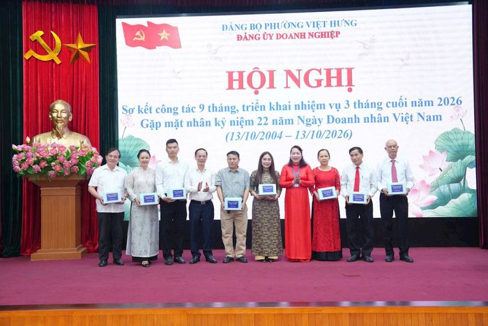 Lãnh đạo phường Việt Hưng tặng quà tới các đại diện các doanh nghiệp. Ảnh: PV
