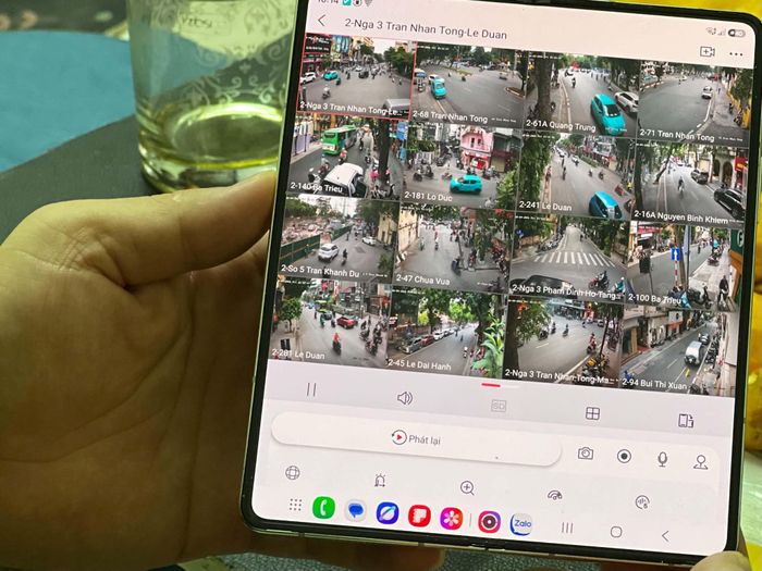 Hệ thống camera được kết nối trực tiếp với cán bộ phường trong đó có điện thoại cầm tay của Trung tá Hoàng Nam. Ảnh: Bảo Hân