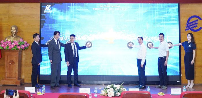 Các đại biểu thực hiện nghi thức ra mắt Cổng thông tin việc làm Trường Đại học Điện lực. Ảnh: NTCC