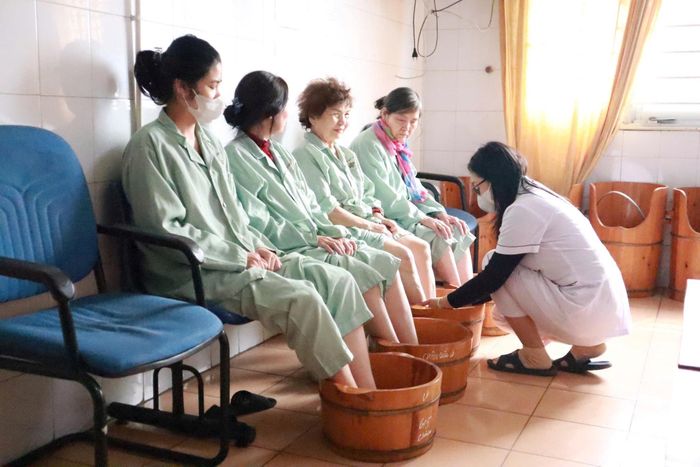 Sử dụng dược liệu trong chăm sóc trị liệu phục hồi sức khỏe là giải pháp hiệu quả. Ảnh: Duy Tuân