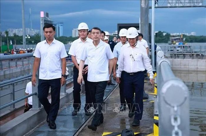 Thủ tướng Lê Minh Hưng kiểm tra Dự án chống ngập do triều cường tại phường Xóm Chiếu, thành phố Hồ Chí Minh. Ảnh: Dương Giang/TTXVN