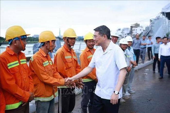 Thủ tướng Lê Minh Hưng với công nhân, kĩ sư thi công Dự án xây dựng hạ tầng và cải tạo môi trường kênh Tham Lương - Bến Cát - Rạch Nước Lên, tại phường An Nhơn. Ảnh: Dương Giang/TTXVN