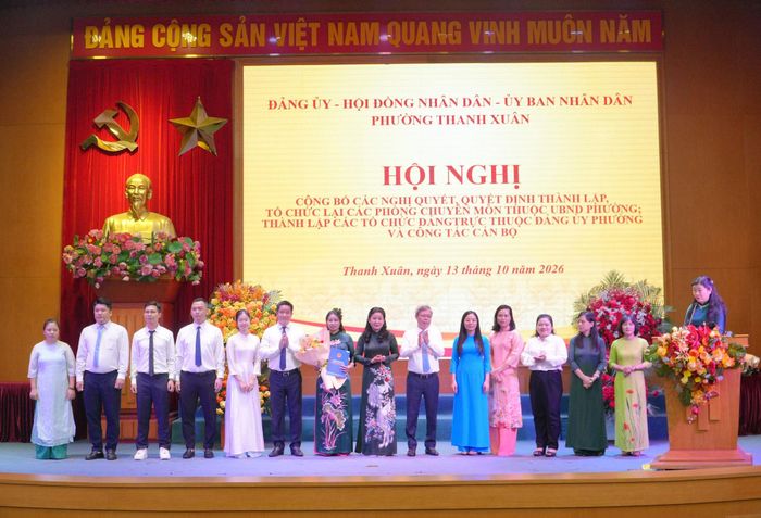 Các đồng chí Lãnh đạo phường chúc mừng cán bộ, công chức Phòng Kinh tế phường. Ảnh: Tùng Lâm