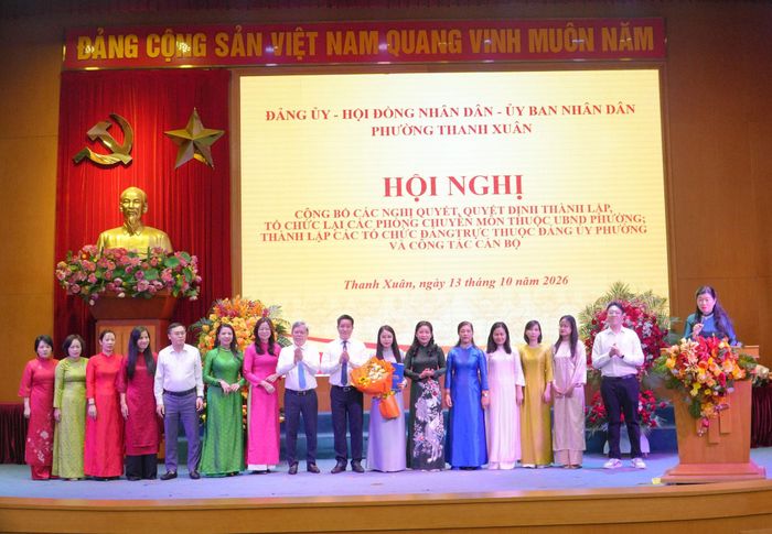 Các đồng chí Lãnh đạo phường chúc mừng cán bộ, công chức Phòng Nội vụ - Tư pháp phường. Ảnh: Tùng Lâm