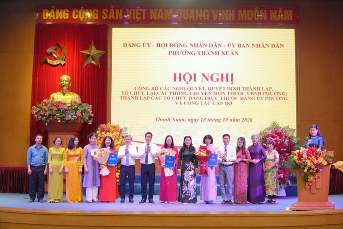 Các đồng chí Lãnh đạo phường chúc mừng cán bộ, công chức Phòng Văn hóa - Xã hội phường. Ảnh: Tùng Lâm