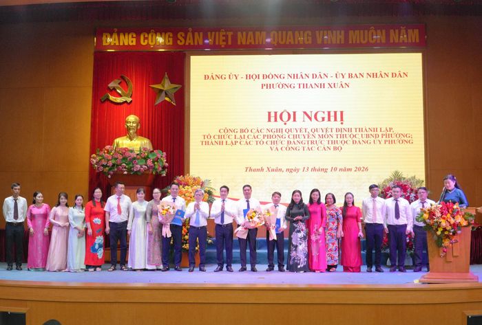 Các đồng chí Lãnh đạo phường chúc mừng cán bộ, công chức Phòng Hạ tầng - Đô thị và Môi trường phường. Ảnh: Tùng Lâm