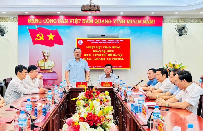 Bí thư Đảng ủy phường Văn Miếu - Quốc Tử Giám Vũ Xuân Hùng báo cáo tại buổi làm việc. Ảnh: Vân Hà