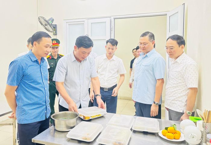 Đoàn khảo sát cơ sở vật chất tại trụ sở Ban Chỉ huy Quân sự phường chiều 13-10. Ảnh: Vân Hà