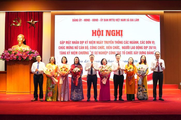 Lãnh đạo xã Gia Lâm tặng hoa chúc mừng đại diện nữ lãnh đạo, cán bộ nhân dịp Ngày Phụ nữ Việt Nam 20-10. Ảnh: Hoàng Anh