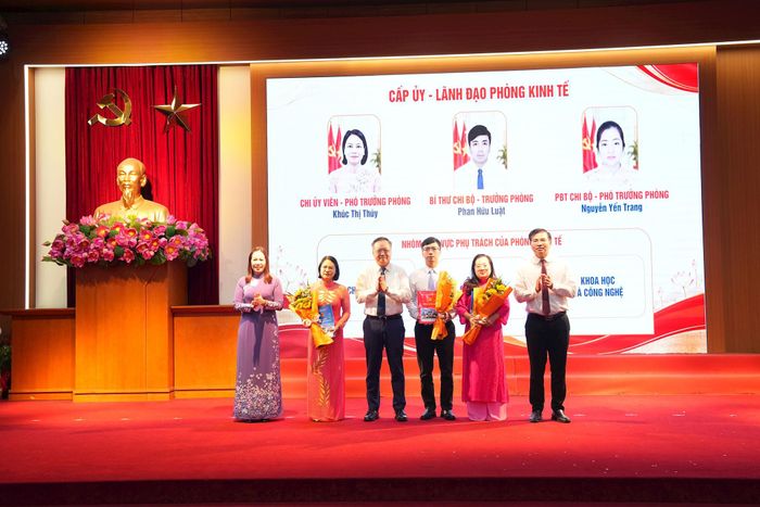 Lãnh đạo xã trao quyết định, tặng hoa chúc mừng các tập thể được kiện toàn tổ chức và các cá nhân được điều động, bổ nhiệm, giao nhiệm vụ mới. Ảnh: Hoàng Anh