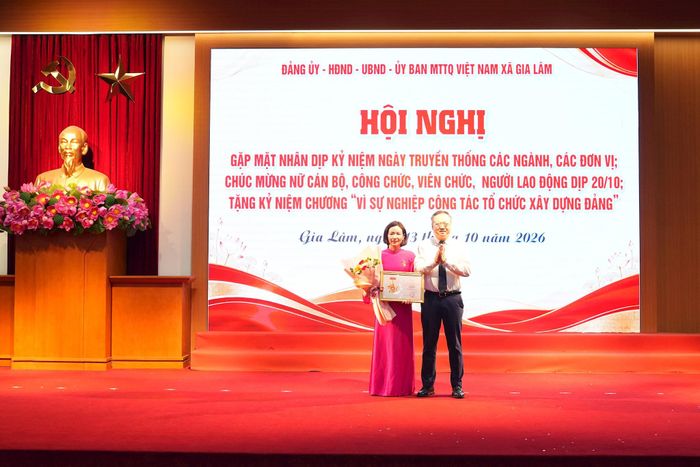 Cá nhân tiêu biểu vinh dự đón nhận Kỷ niệm chương "Vì sự nghiệp công tác tổ chức xây dựng Đảng". Ảnh: Hoàng Anh