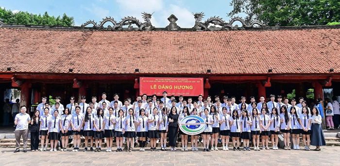 Đại diện Ban Giám hiệu Trường THCS - THPT Newton chụp ảnh cùng đội tuyển Học sinh giỏi khối 12. Ảnh: NTCC