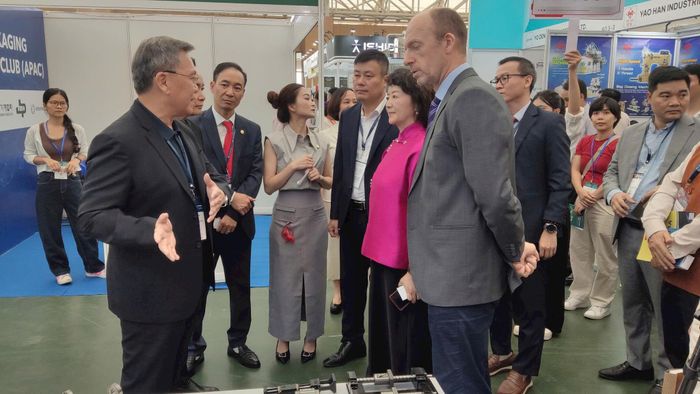 Các đại biểu tham quan gian hàng và tìm hiểu sản phẩm của doanh nghiệp. Ảnh: Khắc Kiên