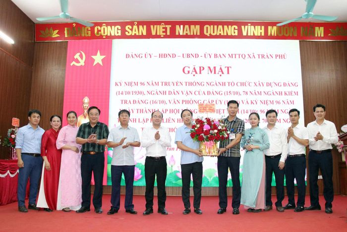 Thường trực Đảng uỷ xã Trần Phú tặng hoa chúc mừng ngày truyền thống các cơ quan tham mưu, giúp việc cấp ủy.
