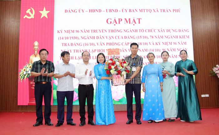 Lãnh đạo xã Trần Phú tặng hoa chúc mừng ngày truyền thống Hội LHPN.