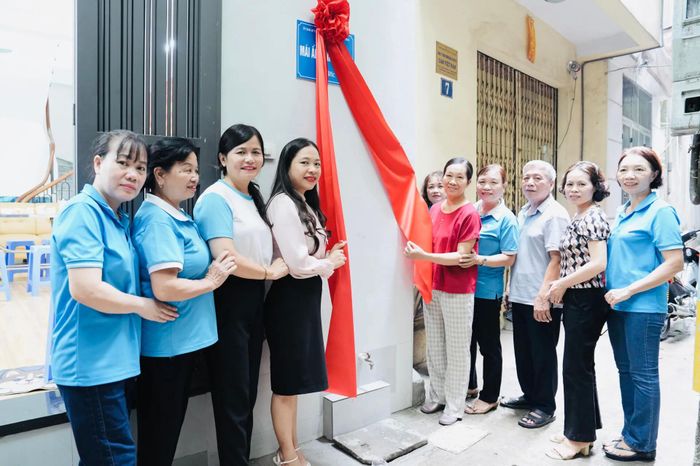 Hội Liên hiệp phụ nữ phường Khương Đình tổ chức Lễ khánh thành trao mái ấm tình thương cho gia đình bà Nguyễn Thị Thi, Hội viên Chi hội phụ nữ số 2, khu dân cư số 2. Ảnh: Hồng Thái