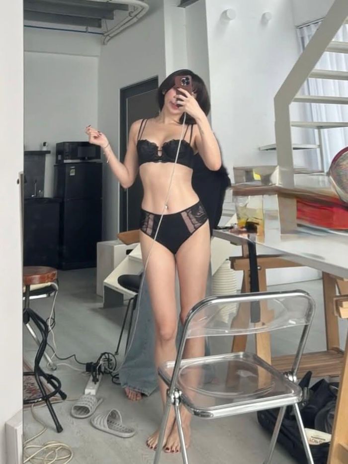 Ánh sáng và góc chụp cũng góp phần tạo nên tổng thể mang màu sắc gợi cảm, có phần táo bạo so với những hình ảnh đời thường. 