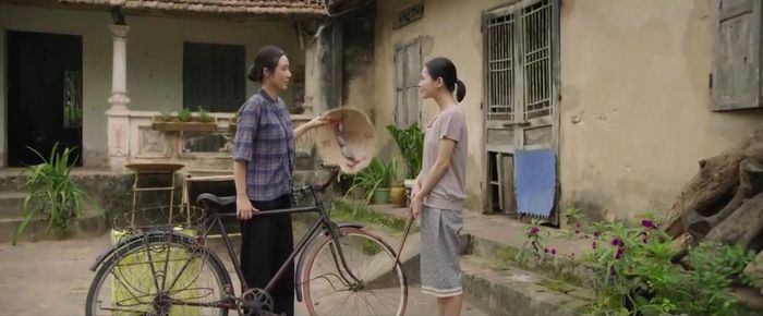 Mẹ của Thơ vui mừng khi con gái được chọn đi thi học sinh giỏi Văn. Ảnh VTV