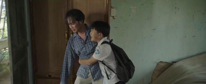 Bình về nhà bạo hành vợ mặc cho các con can ngăn. Ảnh VTV