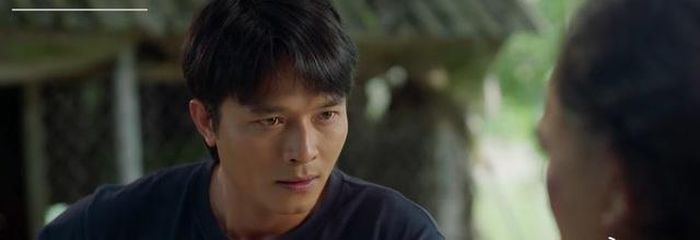 Chơn vẫn âm thầm tìm bằng chứng nguyên nhân dẫn dến sạt lở ở ven sông. Ảnh VTV
