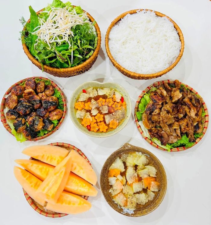 Những mâm cơm gia đình giản dị vẫn có sức hấp dẫn riêng nhờ sự chăm chút của người đứng bếp và hương vị thân quen.