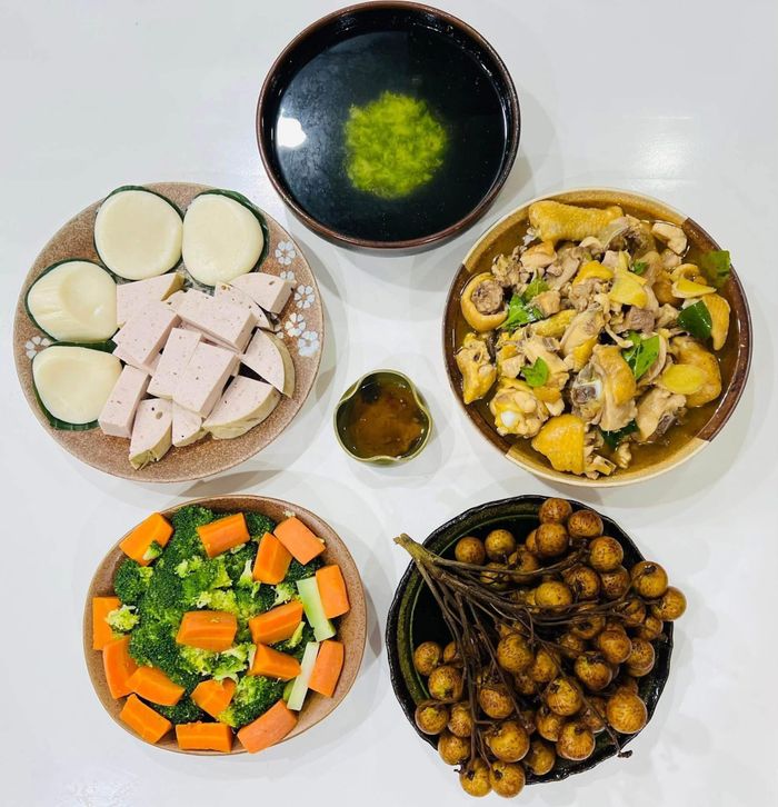 Mâm cơm gia đình Việt không chỉ lưu giữ hương vị món ăn truyền thống mà còn trao truyền những ký ức đẹp qua nhiều thế hệ.
