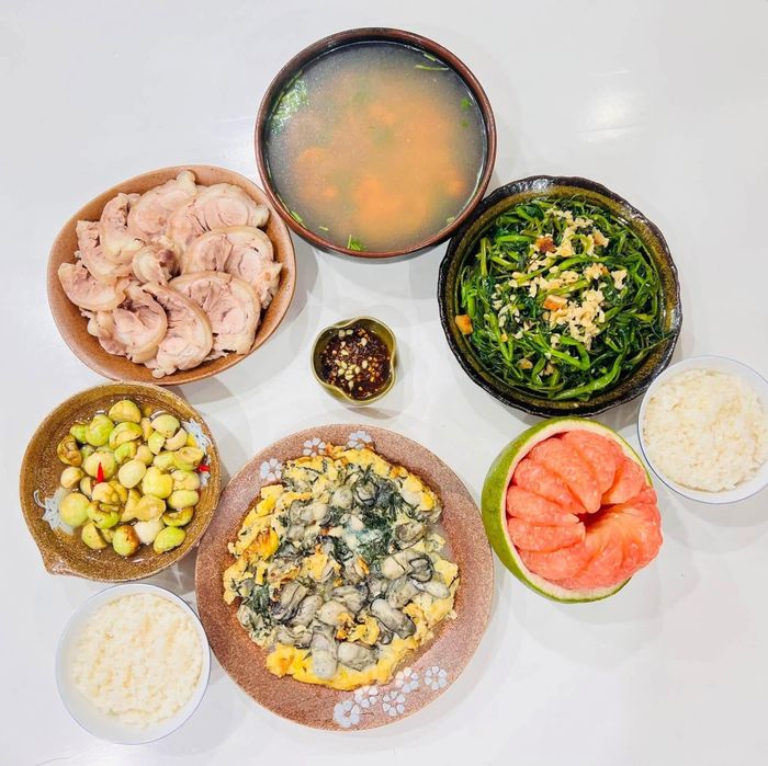  Thực đơn cơm gia đình được thay đổi linh hoạt giúp bữa ăn hằng ngày thêm phong phú, phù hợp với khẩu vị của các thành viên.