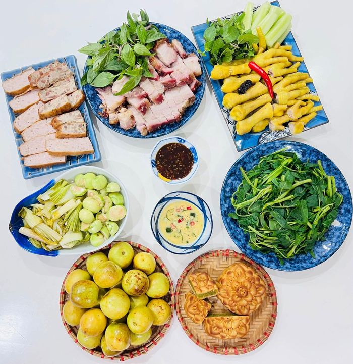 Các món ăn trong mâm cơm gia đình được kết hợp đa dạng, giúp người nội trợ có thêm lựa chọn khi xây dựng thực đơn hằng ngày.