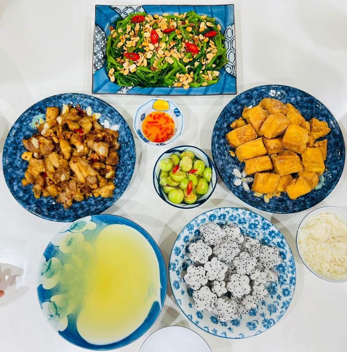 Mâm cơm nhà với những món ăn quen thuộc được mẹ đảm Hoàng Bích Thủy chăm chút, góp phần tạo nên những bữa ăn ấm cúng.