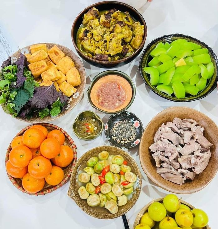 Bữa cơm gia đình là khoảng thời gian để cha mẹ lắng nghe con cái, cùng chia sẻ chuyện học hành và những điều bình dị trong cuộc sống.