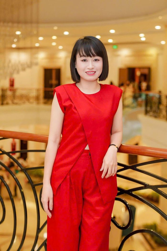 Chị Hoàng Bích Thủy (Hà Nội), người chia sẻ những mâm cơm gia đình giản dị, đẹp mắt và bí quyết vun đắp sự gắn kết giữa các thành viên qua từng bữa ăn.
