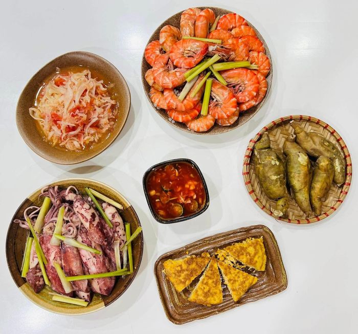13. Mâm cơm gia đình không chỉ là nơi thưởng thức món ngon mà còn là dịp để các thành viên chia sẻ những câu chuyện trong ngày.Từ những món ăn quen thuộc, mỗi gia đình có thể biến tấu thành nhiều thực đơn cơm nhà hấp dẫn mà không cần quá cầu kỳ.