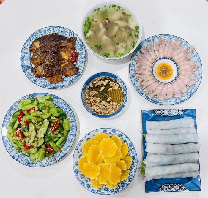 Mâm cơm gia đình với các món mặn, rau xanh và món canh là gợi ý để tham khảo khi lên thực đơn cho bữa ăn hằng ngày.