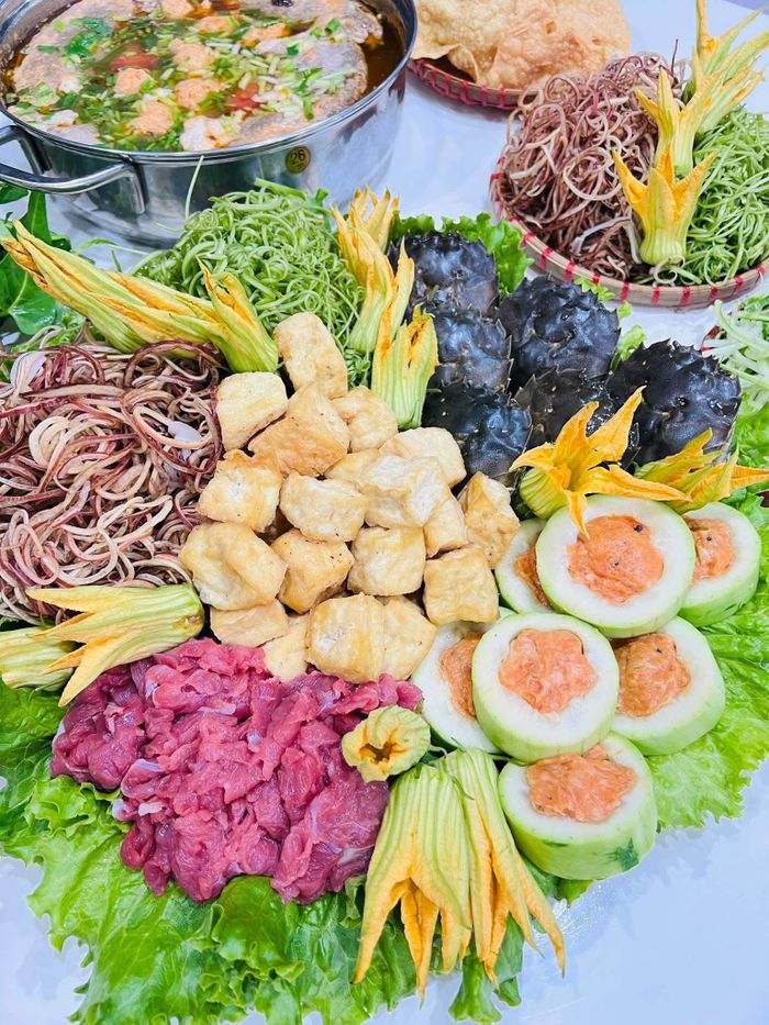  Những mâm cơm gia đình do mẹ đảm Hoàng Bích Thủy chuẩn bị là nguồn cảm hứng để các gia đình làm mới thực đơn, giữ gìn thói quen quây quần bên mâm cơm nhà mỗi ngày.