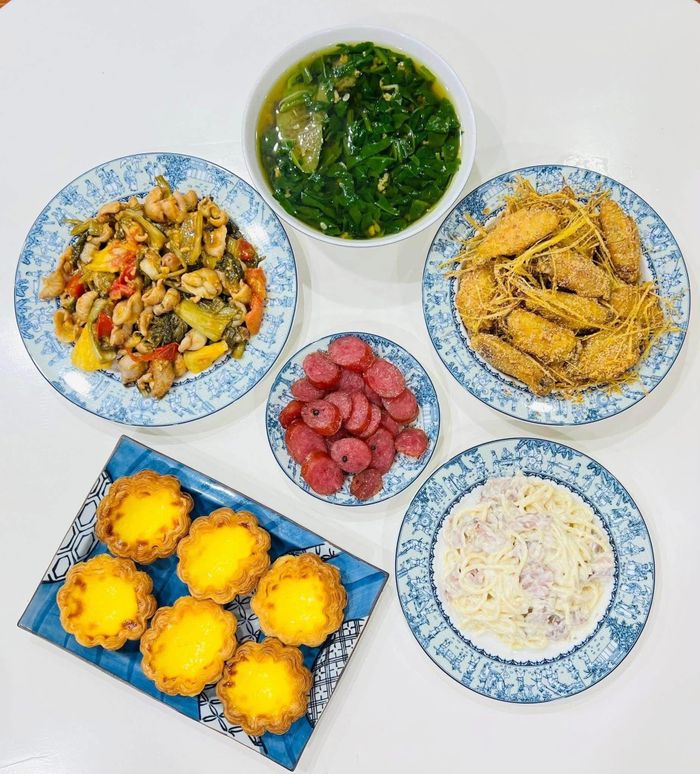 Mâm cơm gia đình không chỉ là nơi thưởng thức món ngon mà còn là dịp để các thành viên chia sẻ những câu chuyện trong ngày.