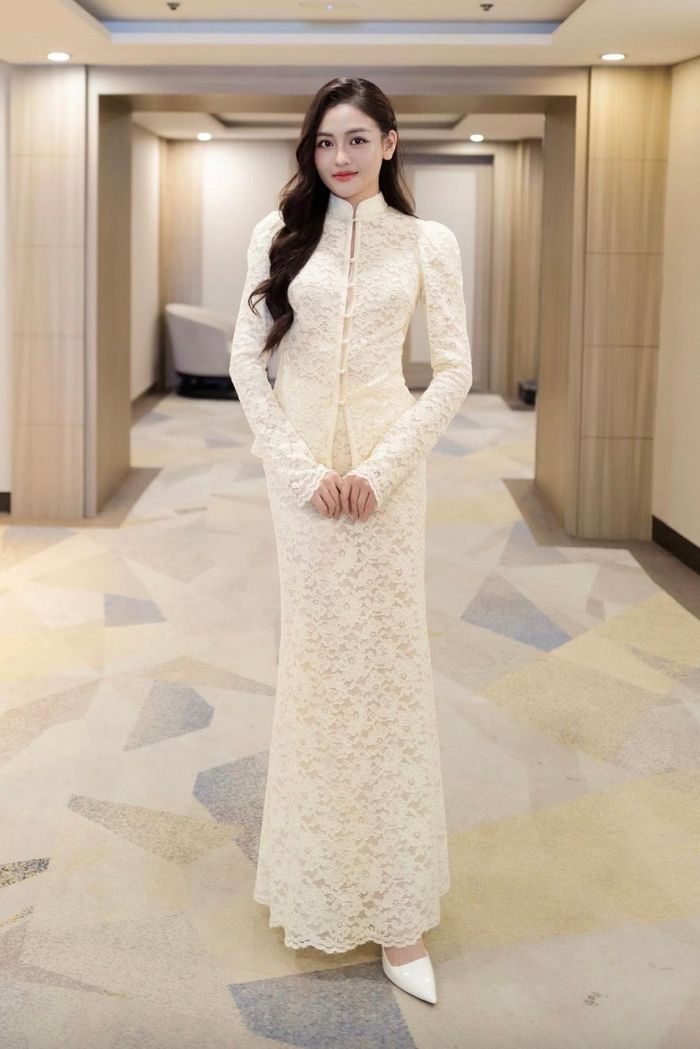 Với các sự kiện bên lề khác, diễn viên lựa chọn trang phục kín đáo nhưng không kém phần dịu dàng, nữ tính.